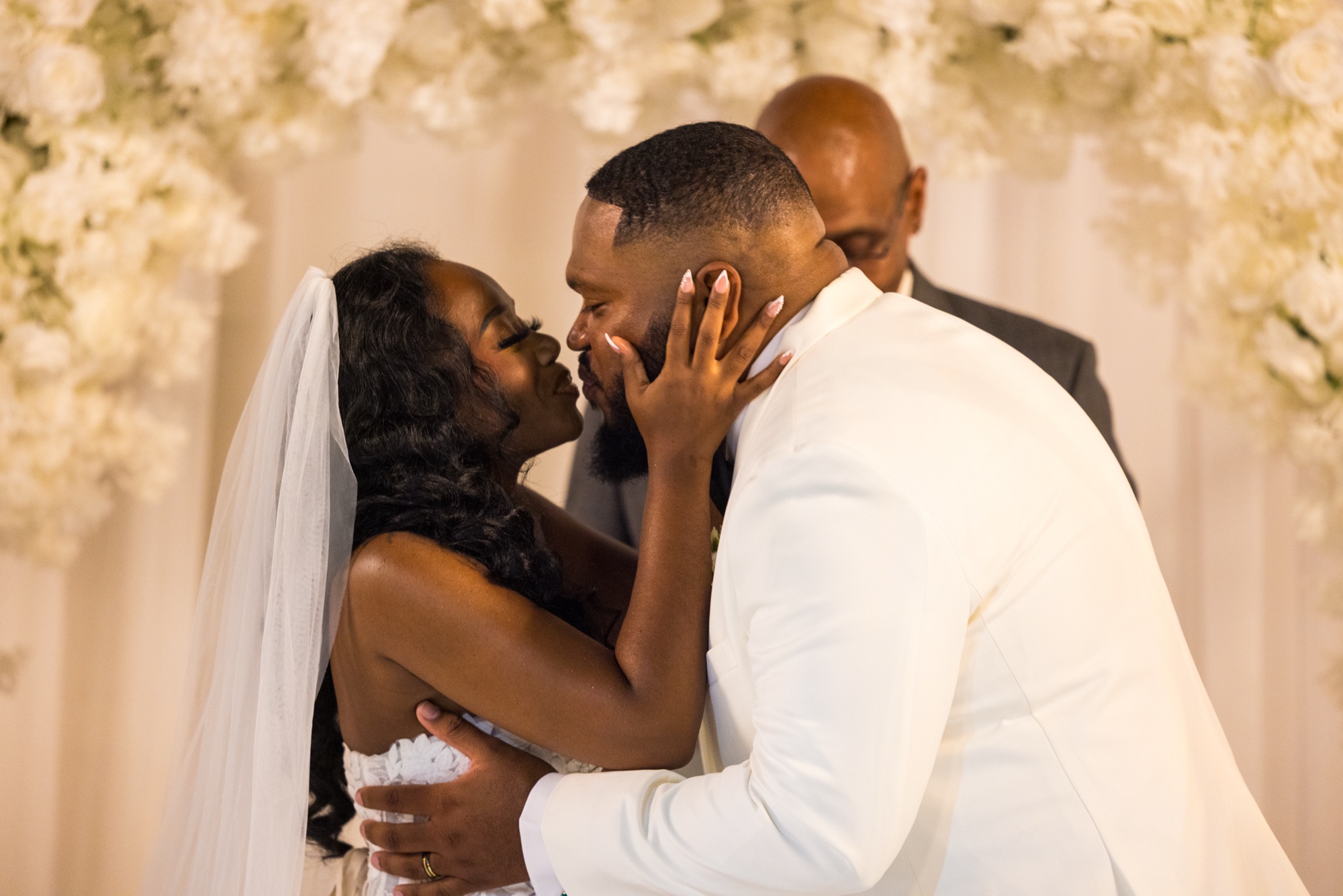 Kiss at the altar